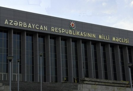 Deputatlar onun yanına niyə gəlir? 