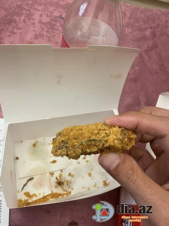 Bakıda KFC-də İYRƏNC XİDMƏT: Bişmiş toyuğun tükləri və...