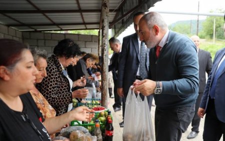 Paşinyan yolüstü bazardan əncir və doşab aldı...