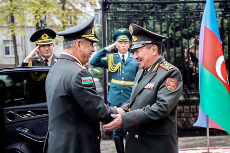 Azərbaycan müdafiə naziri qırğızıstanlı həmkarı ilə görüşüb