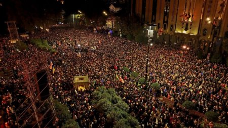 Gürcüstan gözləmədə: cəmiyyət həm məyus, həm inamlıdır