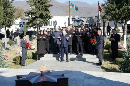 Deputat Asif Əsgərov Zəfər Günündə şəhidlərin məzarını ziyarət etdi 