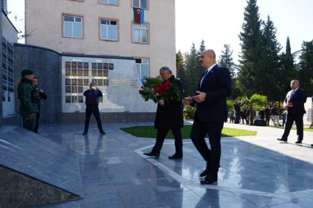 Deputat Asif Əsgərov Zəfər Günündə şəhidlərin məzarını ziyarət etdi 