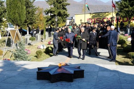 Deputat Asif Əsgərov Zəfər Günündə şəhidlərin məzarını ziyarət etdi 