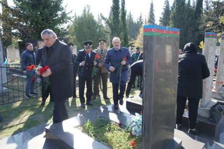 Deputat Asif Əsgərov Zəfər Günündə şəhidlərin məzarını ziyarət etdi 