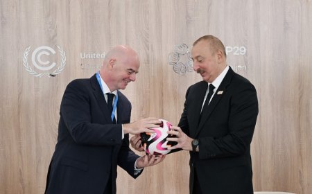 FIFA prezidenti Azərbaycan liderinə üzərində "İlham Aliyev" yazılmış xüsusi top təqdim edib